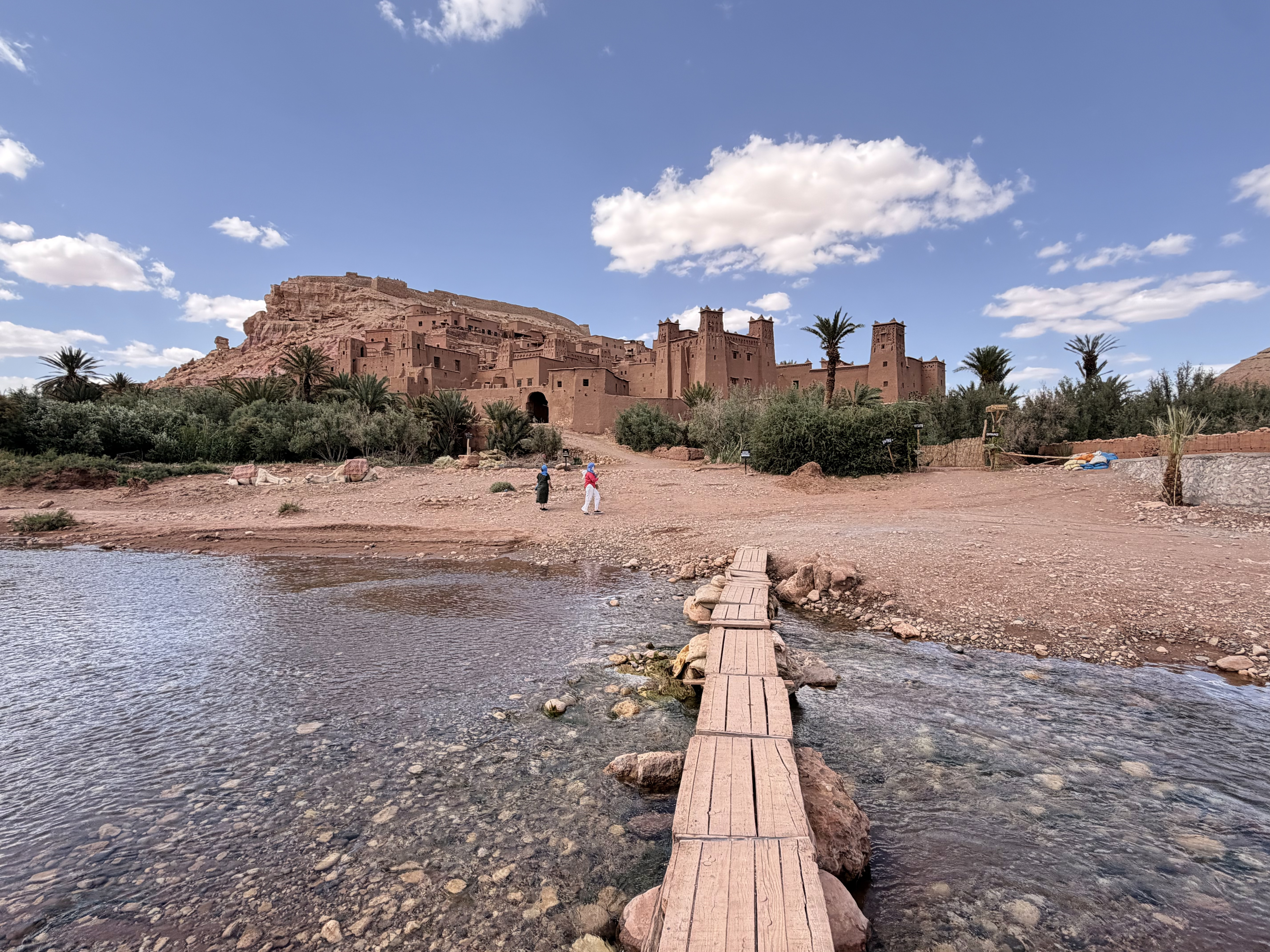 Holzbrücke über den Ounila Fluss zur Kasbah Aït Ben Haddou