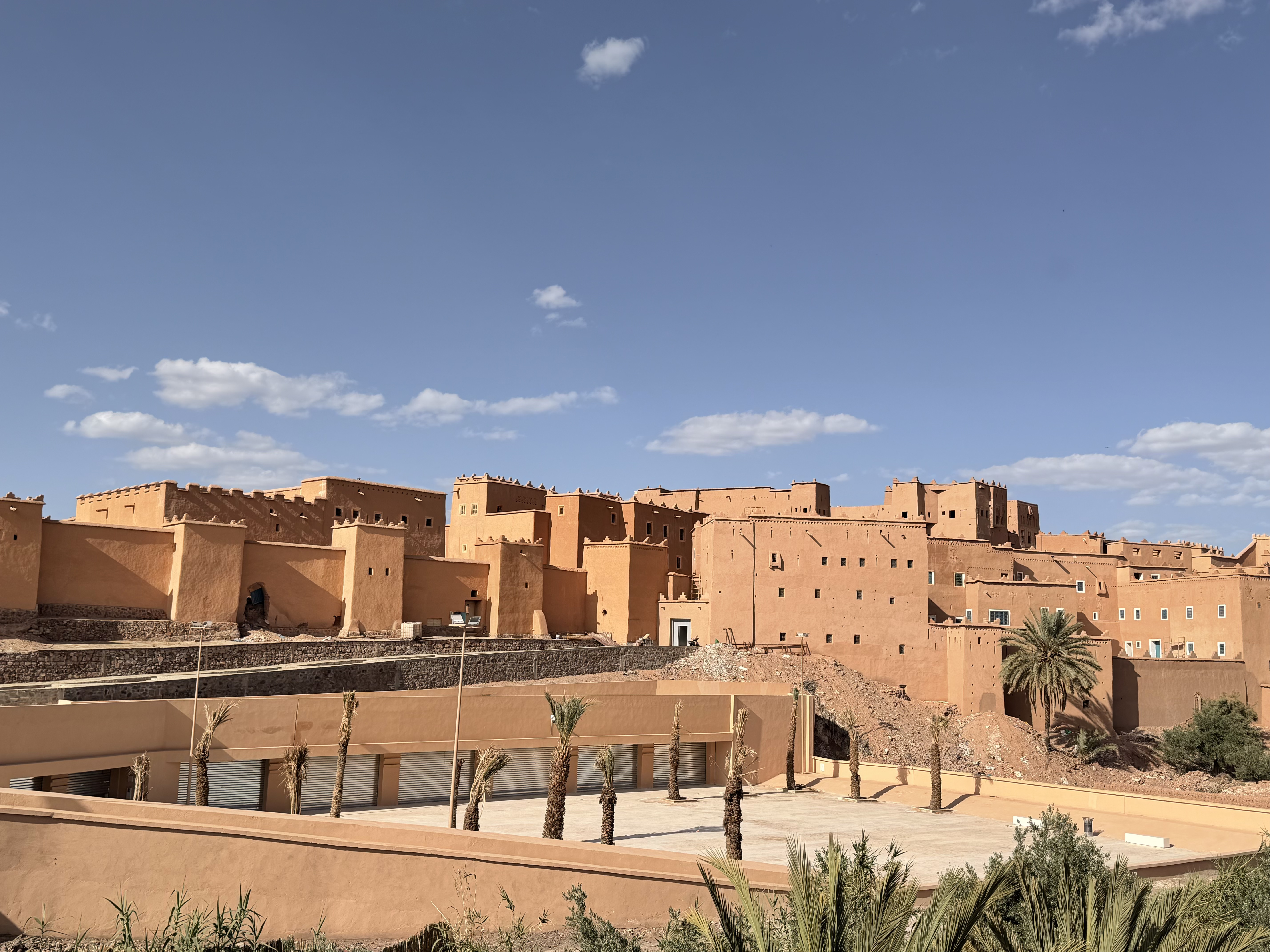 Weite Panoramaaufnahme der Kasbah Taourirt