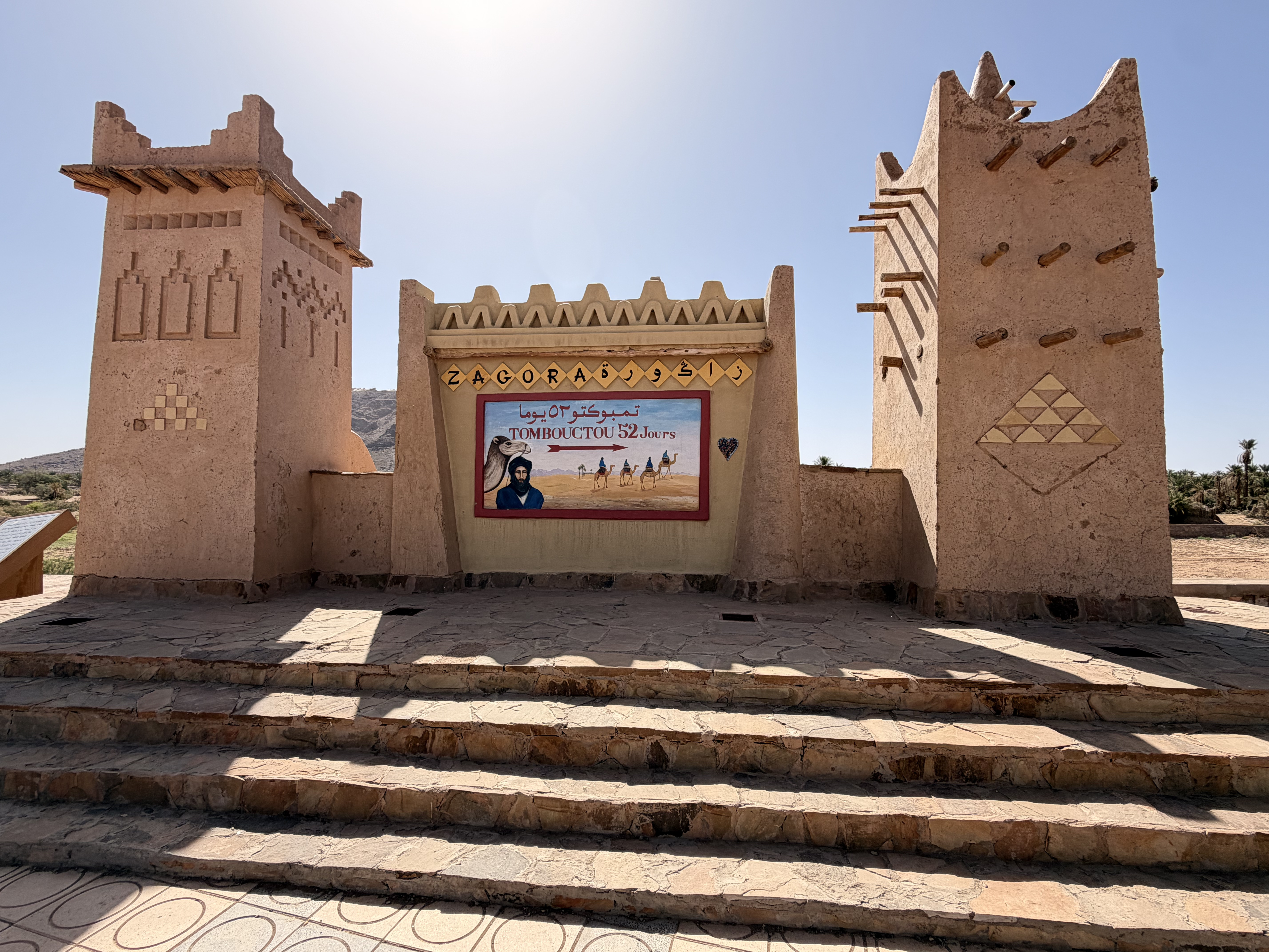 Das berühmte Schild in Zagora mit der Aufschrift Timbuktu 52 Tage