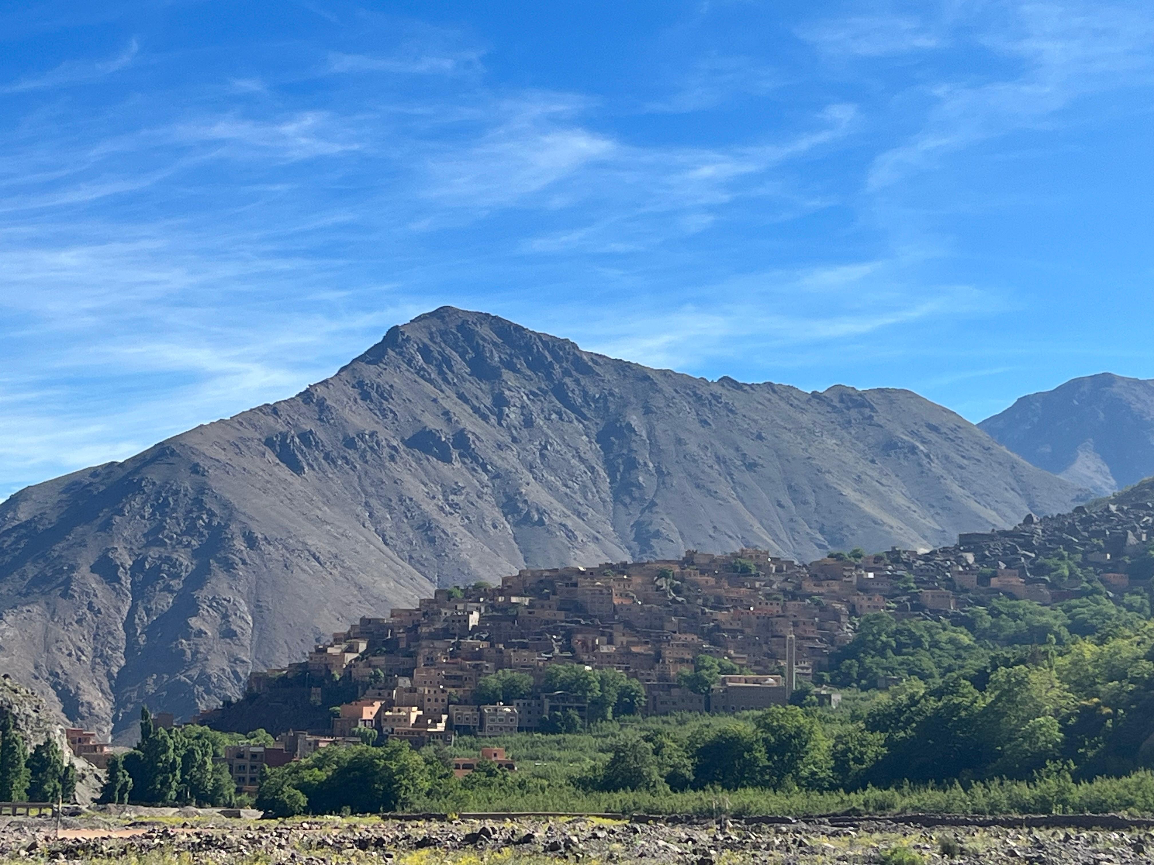 Berberdorf am Berghang im Hohen Atlas
