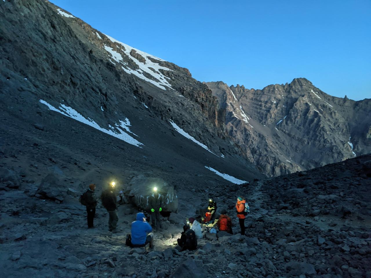 Gipfelaufstieg mit Stirnlampen am Toubkal
